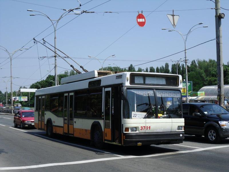 Kiew - about 400 trolleybuses in service 8209031syg