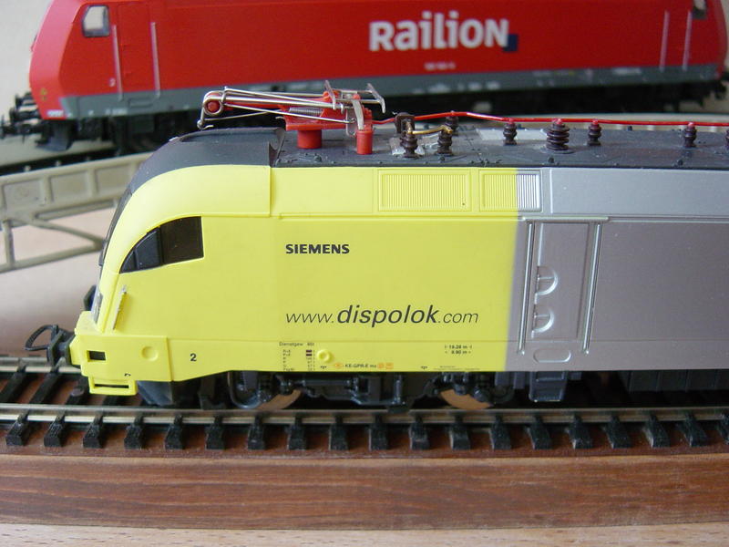 Taurus "dispolok.com" und BR  185 "Railion" 8550728mmh