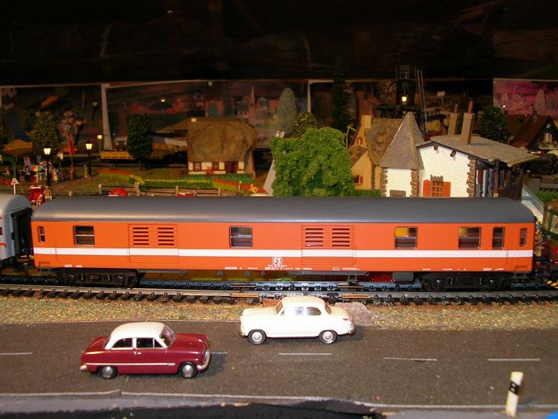 FS Schnellzugwagen grau / rot und Eurofimawagen 8731958zyu