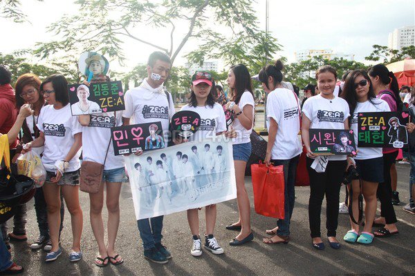 [OTHER] 121124 ZEA @MOA in Vietnam 2012 - Fansign 598475_505177822834580_1779111590_n