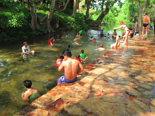 100413 - 15 : [Photo] On a trip at Karnchanaburi Img_7097