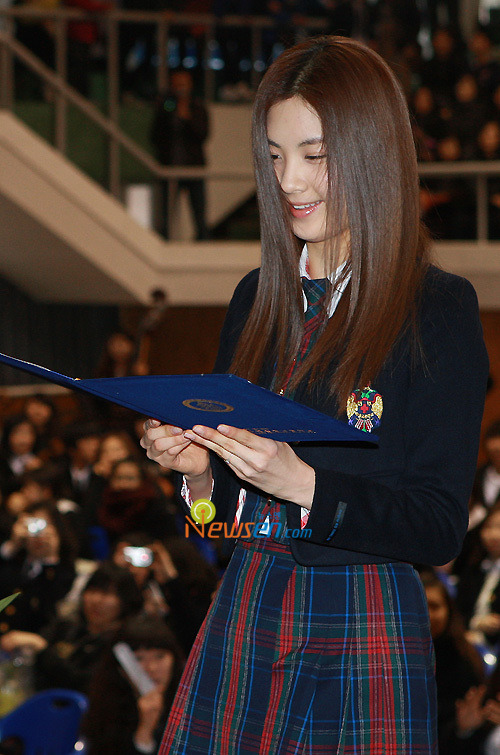 Seohyun's Graduation Ceremony 100209_seograd_newsen_07