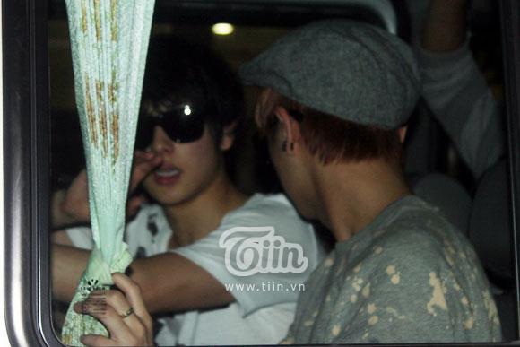 [OTHER] 121124 ZEA @MOA in Vietnam - Leaving after the performance 149168_505176026168093_1838513664_n