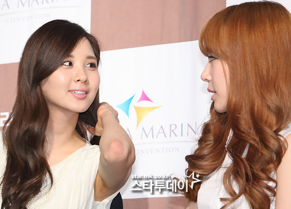  [CAPS] Taeyeon ,Tiffany ,Sooyoung & Seohyun en el Evento  Korea Retintis Pigmentosa Society Ambassador Appointment Ng106