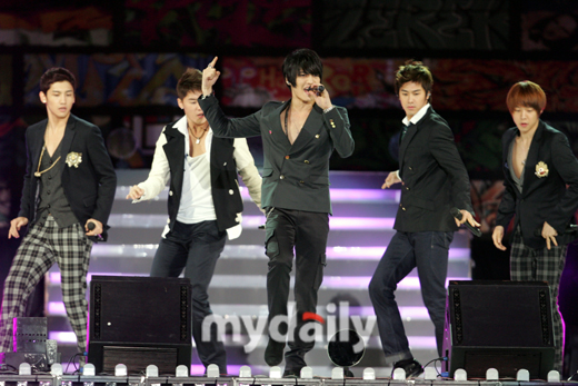 [Pic] 081116 TVXQ in MegaTV Super Concert!!!, เท่โฮกกกก....หล่อบรรลัย ^^ 200811161930581139_1