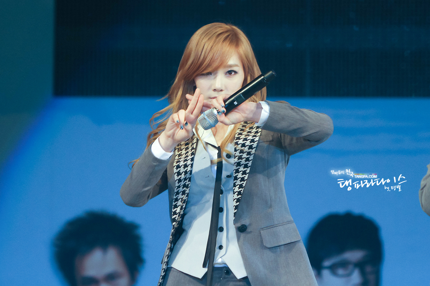 [CAPS] 2011.11.20 Taeyeon el en "Balkhiri Concert" V-028-31