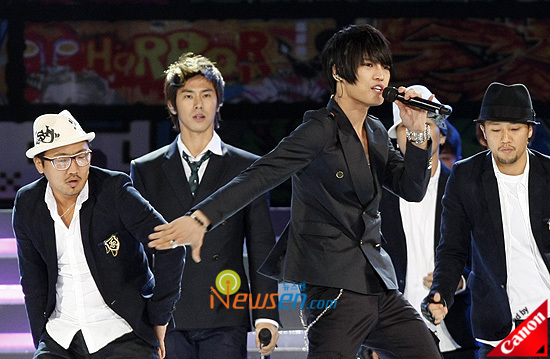 [Pic] 081116 TVXQ in MegaTV Super Concert!!!, เท่โฮกกกก....หล่อบรรลัย ^^ 200811161942331002_1