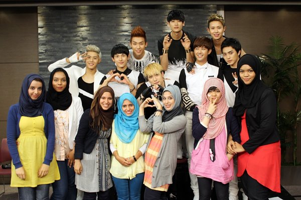 [OTHER] 120714 ZEA with KBS World Radio Arabic 558284_382290911836035_704682595_n