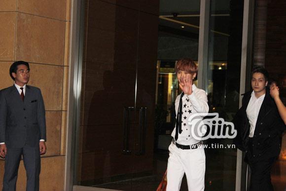 [OTHER] 121123 ZEA @Vietnam Going to and fro hotel and rehearsal venue 604047_505166959502333_1027849663_n