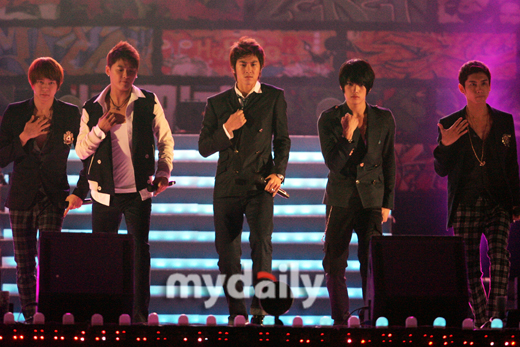 [Pic] 081116 TVXQ in MegaTV Super Concert!!!, เท่โฮกกกก....หล่อบรรลัย ^^ 200811161935251135_1