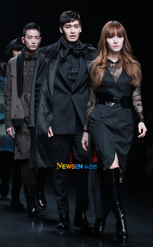 [SNSD] Pics & Fancam เจสสิก้าเดินแบบ Seoul Fashion Week  Ik025