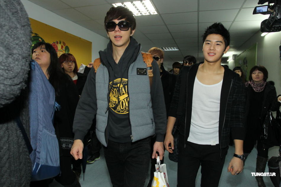 [OTHER] 120106 ZE:A in  Airport Tumblr_lxgku0zmu91qgigrl3