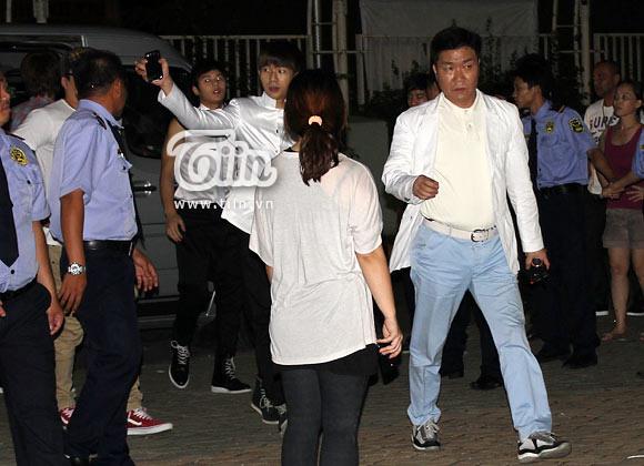 [OTHER] 121123 ZEA @Vietnam Going to and fro hotel and rehearsal venue 378953_505166862835676_428580820_n