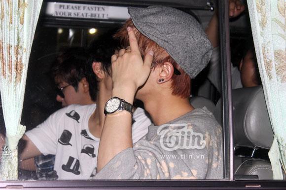 [OTHER] 121124 ZEA @MOA in Vietnam - Leaving after the performance 480583_505176082834754_279168107_n