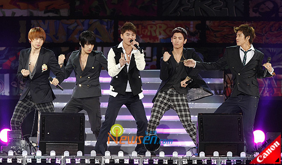 [Pic] 081116 TVXQ in MegaTV Super Concert!!!, เท่โฮกกกก....หล่อบรรลัย ^^ 200811161935441002_1