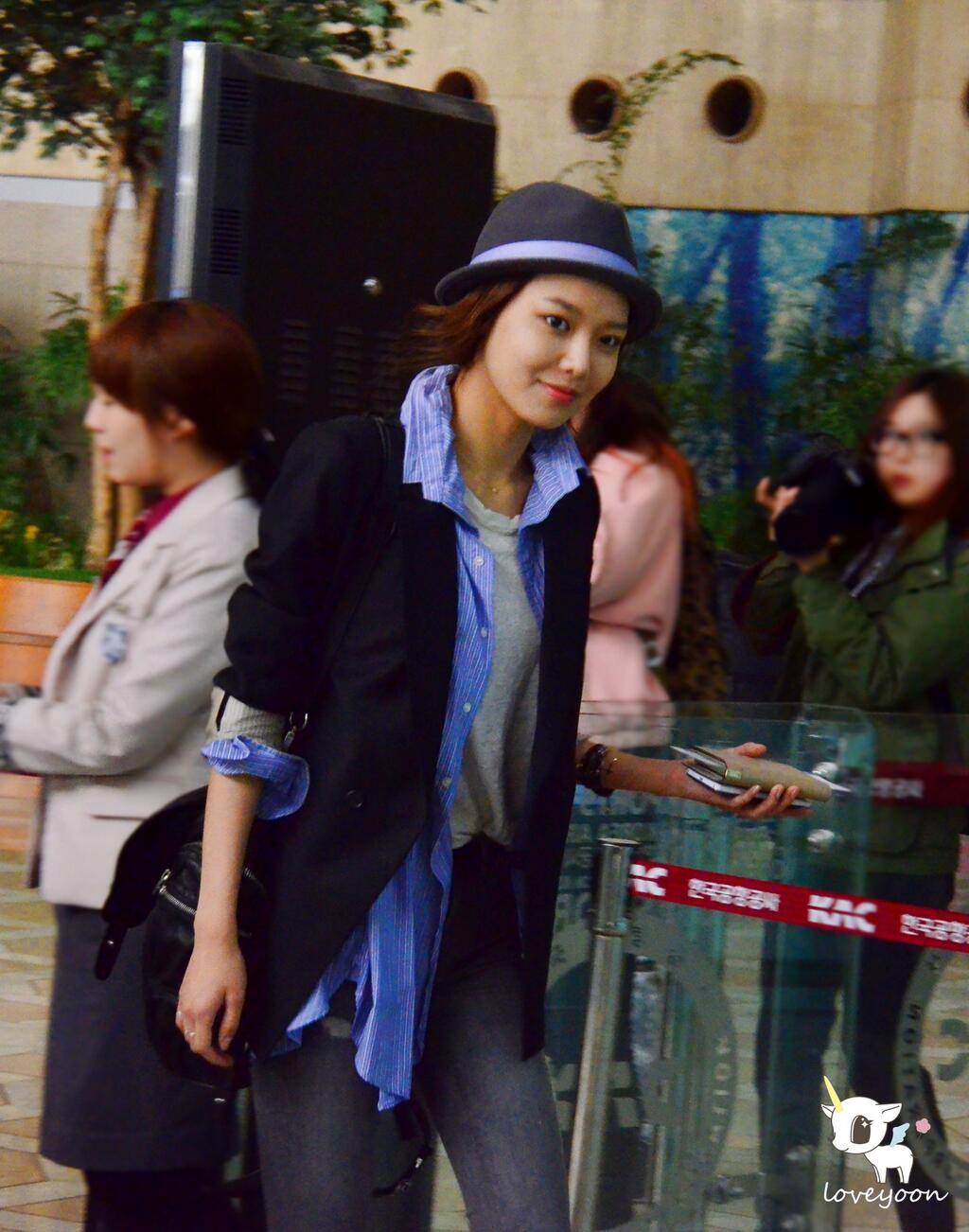 [Airport] 130416 SNSD @ Gimpo airport (6 pics) Bitgpcuciae8ttk.jpglarge