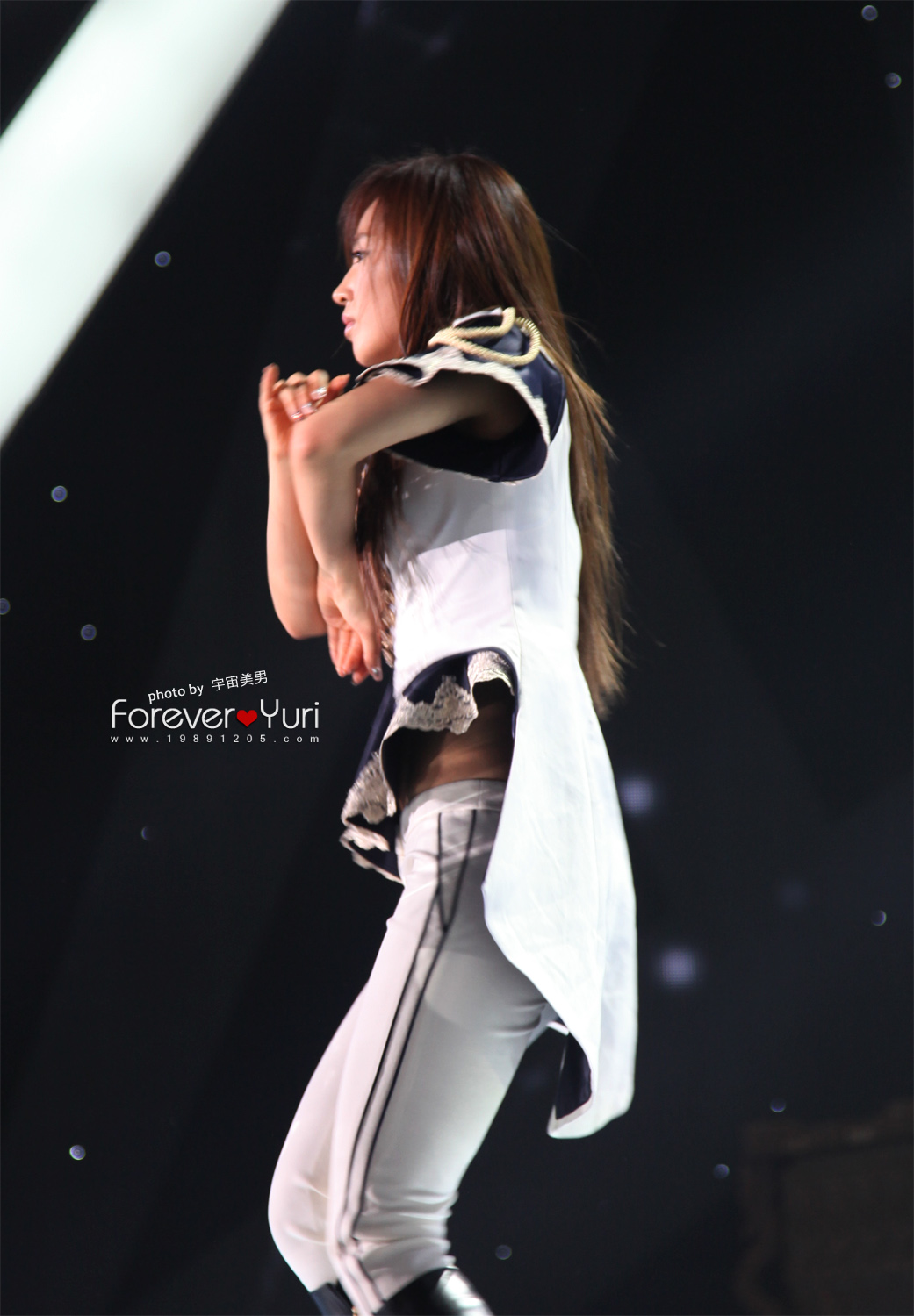 [CAP] 2011.11.09   Yuri en el  "Korea-China Song Festival parte 1" 111108yuri15by