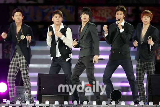 [Pic] 081116 TVXQ in MegaTV Super Concert!!!, เท่โฮกกกก....หล่อบรรลัย ^^ 200811161932291137_1