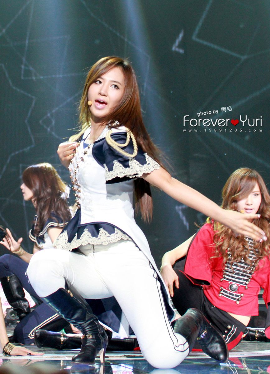 [CAP] 2011.11.09   Yuri en el  "Korea-China Song Festival parte 1" 111108yuri38by