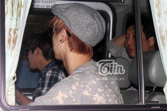 [OTHER] 121124 ZEA @MOA in Vietnam - Leaving after the performance 483625_505175949501434_1772440507_n