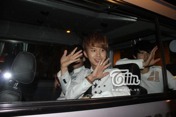 [OTHER] 121123 ZEA @Vietnam Going to and fro hotel and rehearsal venue 255137_505166572835705_1221161293_n