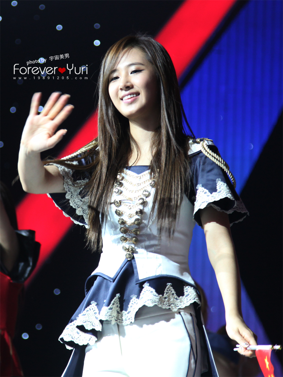 [CAP] 2011.11.09   Yuri en el  "Korea-China Song Festival parte 1" 111108yuri17by