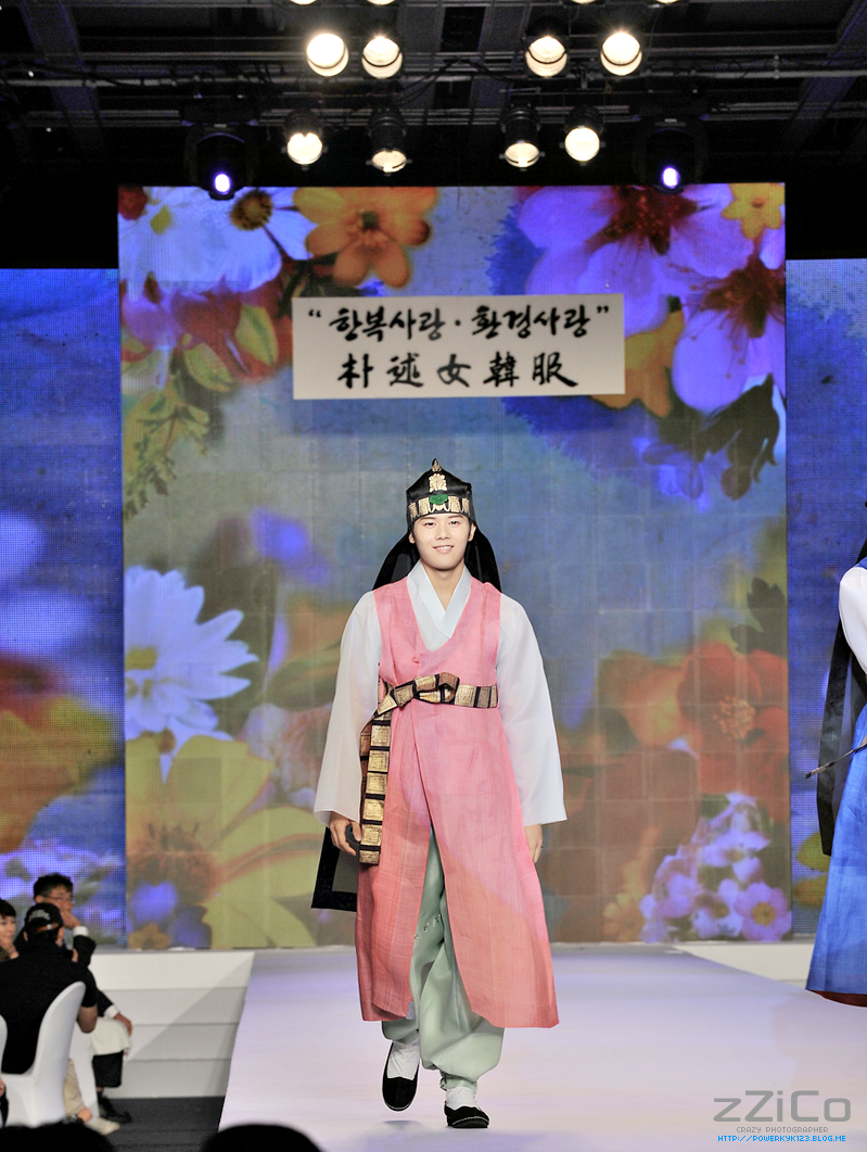  [OTHER] 110816 Hanbok Fashion Show Main All [31P] Kyk_8188_