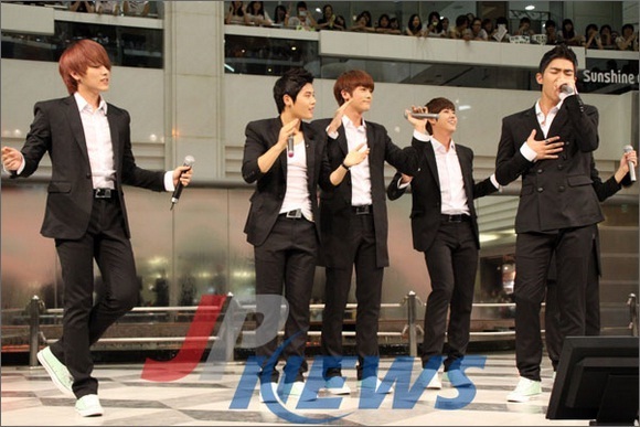 [EVENT] 110901 Japan Press Conference 30269765