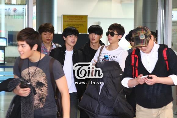 [OTHER] 121123 ZE: A @Tan Son Nhat airport & Hotel(Vietnam) 29582_503950612957301_1369570941_n