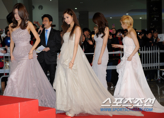 [CAPS] 2011.12.29  SNSD en la alfombra roja de los "SBS Gayo Daejun" 94002