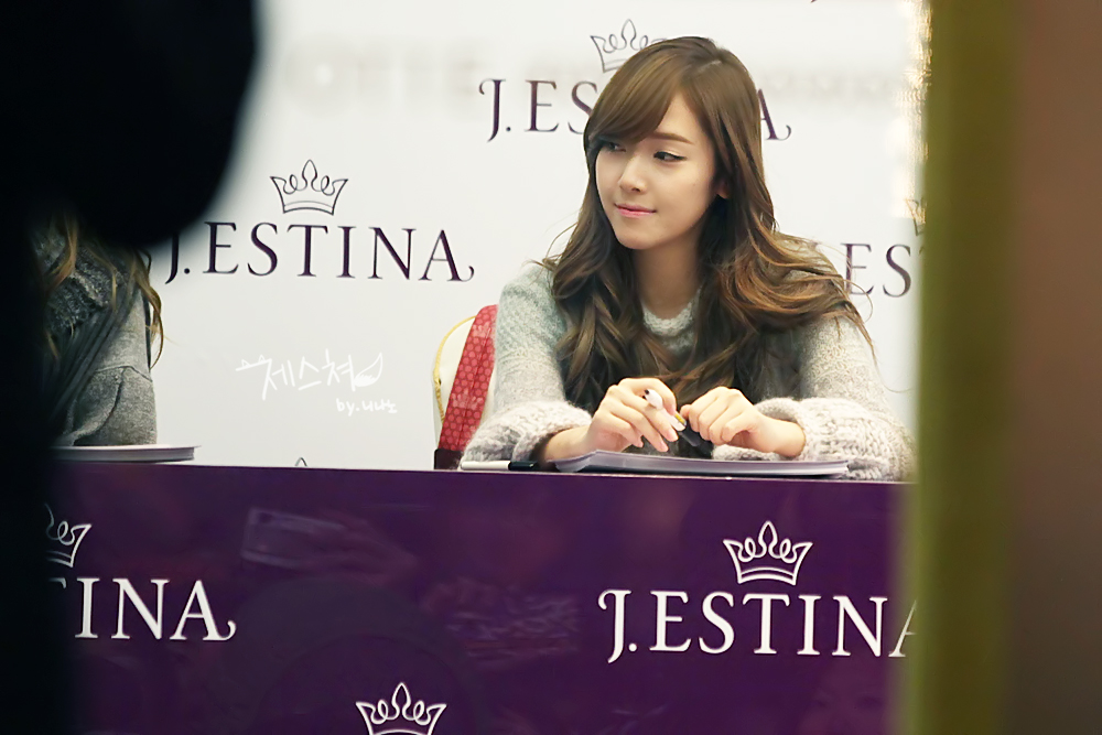 [CAPS] 2011.12.04 Jessica en el "J.Estina Fansigning Event" Img_4435