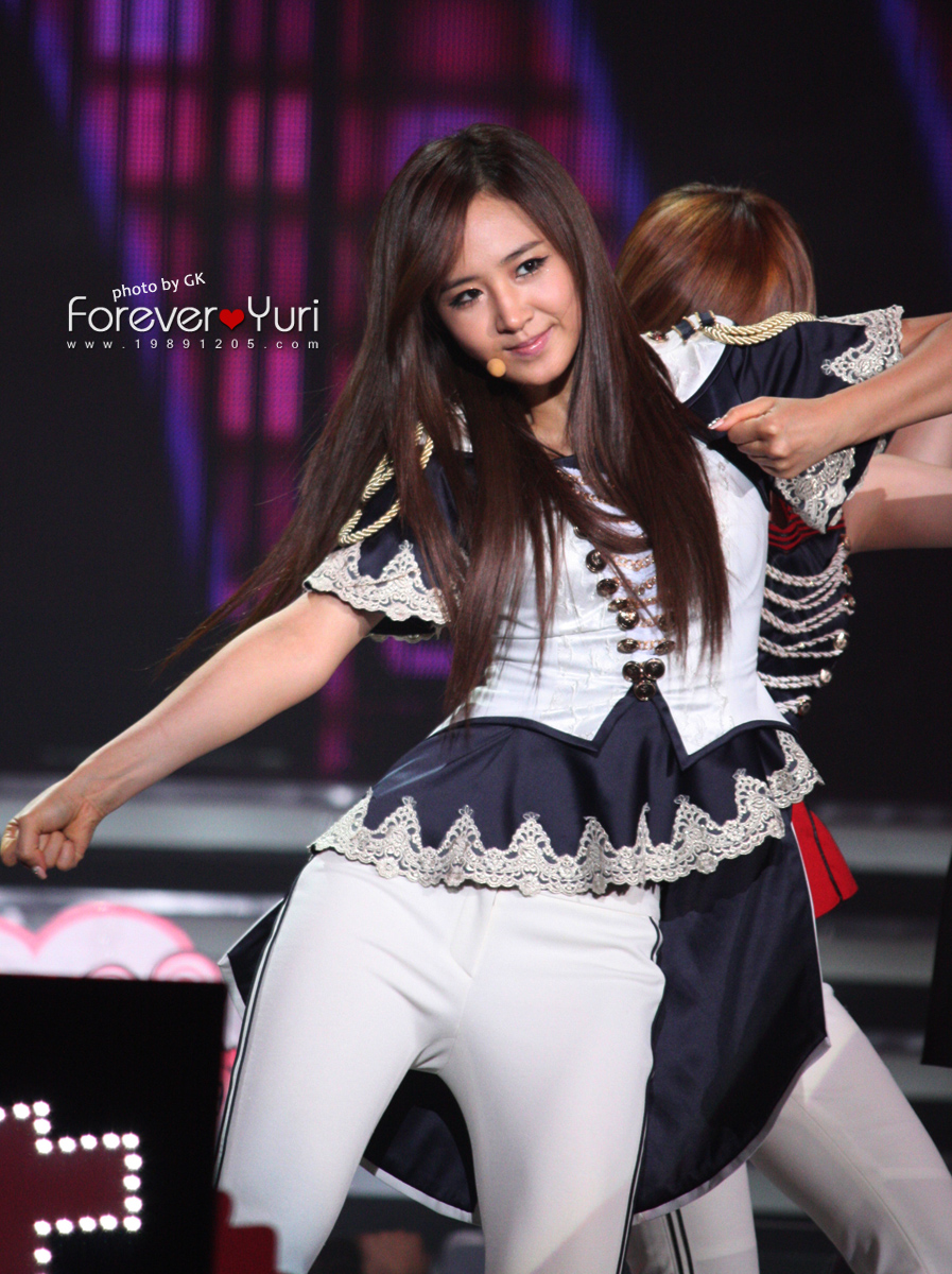 [CAP] 2011.11.09   Yuri en el  "Korea-China Song Festival parte 1" 111108yuri18bygk