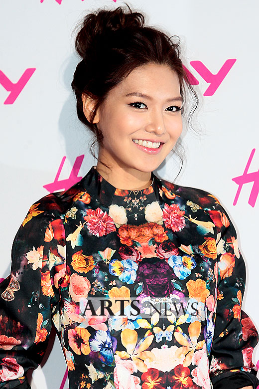  [CAPS] Sooyoung & Seohyun el el evento  'Open Your Eyes' by Ray + H&M Art Collaboration 2799_l_1334750026