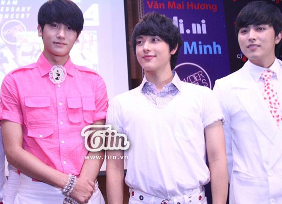 [OTHER] 121123 ZE:A @ Vietnam - MOA in Vietnam 2012 Press Conference 396649_503927256292970_1132110740_n