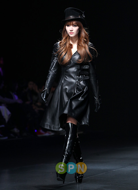 [SNSD] Pics & Fancam เจสสิก้าเดินแบบ Seoul Fashion Week  Ic013