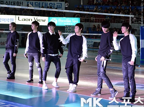 [PHOTO]121103 ZE:A @ Pro Volleyball Opening  1022_509936199031316_564450119_n