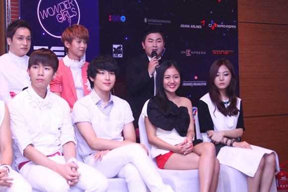 [OTHER] 121123 ZE:A @ Vietnam - MOA in Vietnam 2012 Press Conference 148145_503927349626294_759621913_n