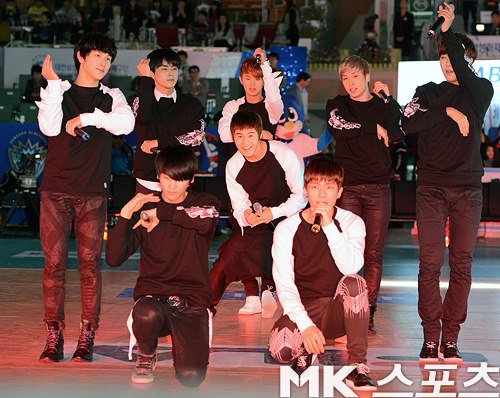[PHOTO]121103 ZE:A @ Pro Volleyball Opening  522378_509936332364636_1168490797_n