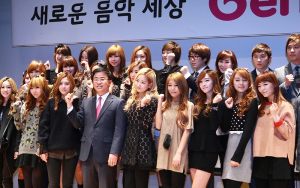 [PICS][21-12-2011]Jessica đại diện cho SNSD tham gia KT Music Service Genie Media Day 20111220_genie_3-600x375