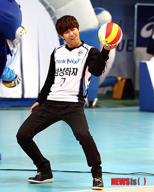 [PHOTO]121103 ZE:A @ Pro Volleyball Opening  32379_509936692364600_2085807141_n