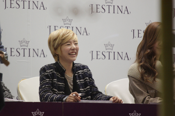 [CAP] 2011.12.04  SNSD en el Fansigning Event de J.Estina Ym3mn