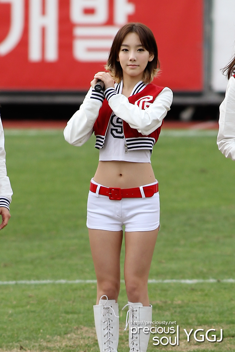 [CAPS] 2011.10.02  Taeyeon en el "K-League 2011" D0124598_4e8ae4d070508