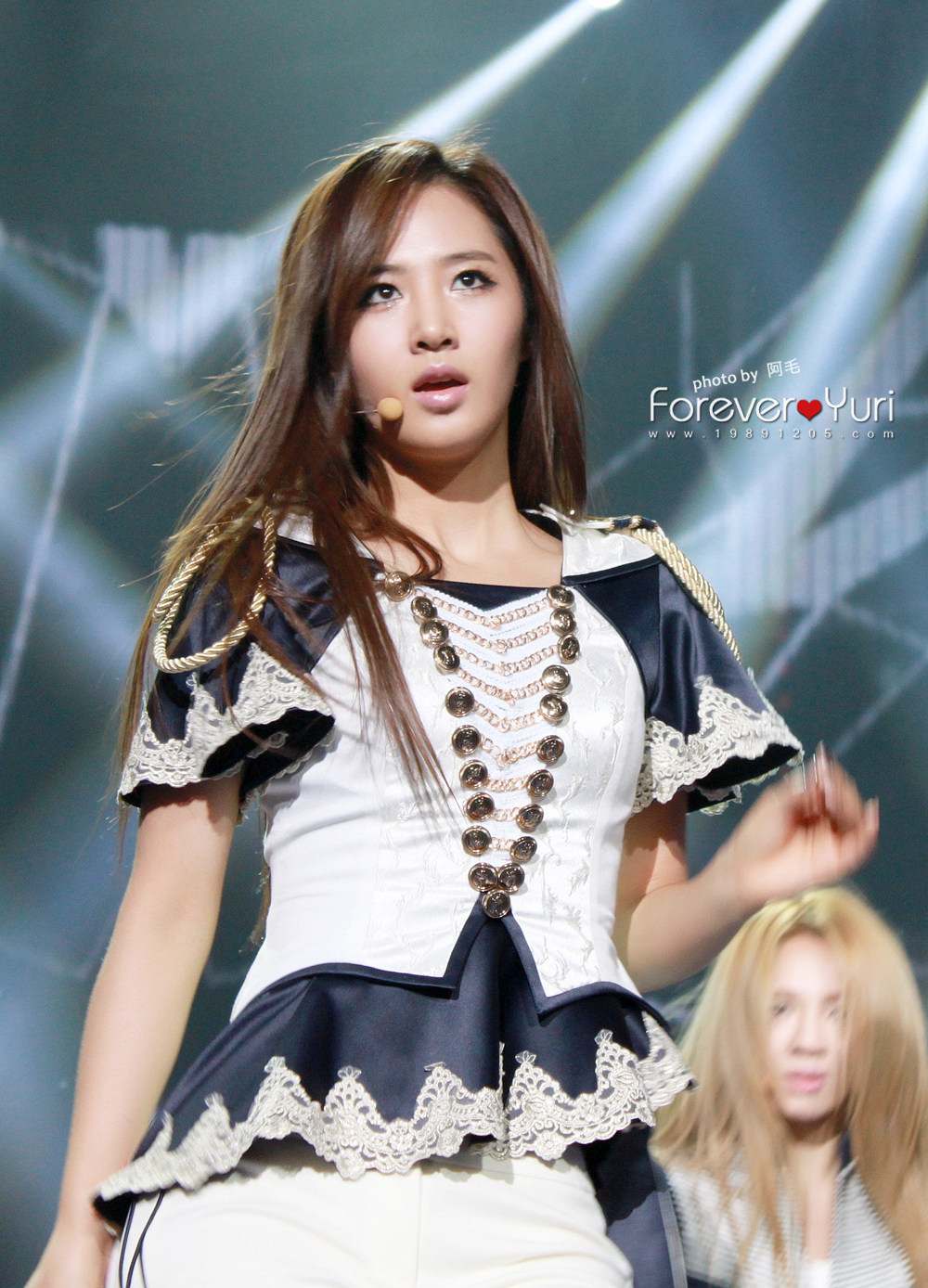 [CAP] 2011.11.09   Yuri en el  "Korea-China Song Festival parte 1" 111108yuri36by