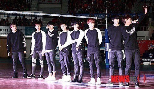 [PHOTO]121103 ZE:A @ Pro Volleyball Opening  156494_509936845697918_1282903030_n