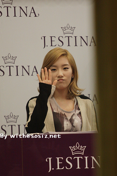 [CAP] 2011.12.04  SNSD en el Fansigning Event de J.Estina Tf6ze