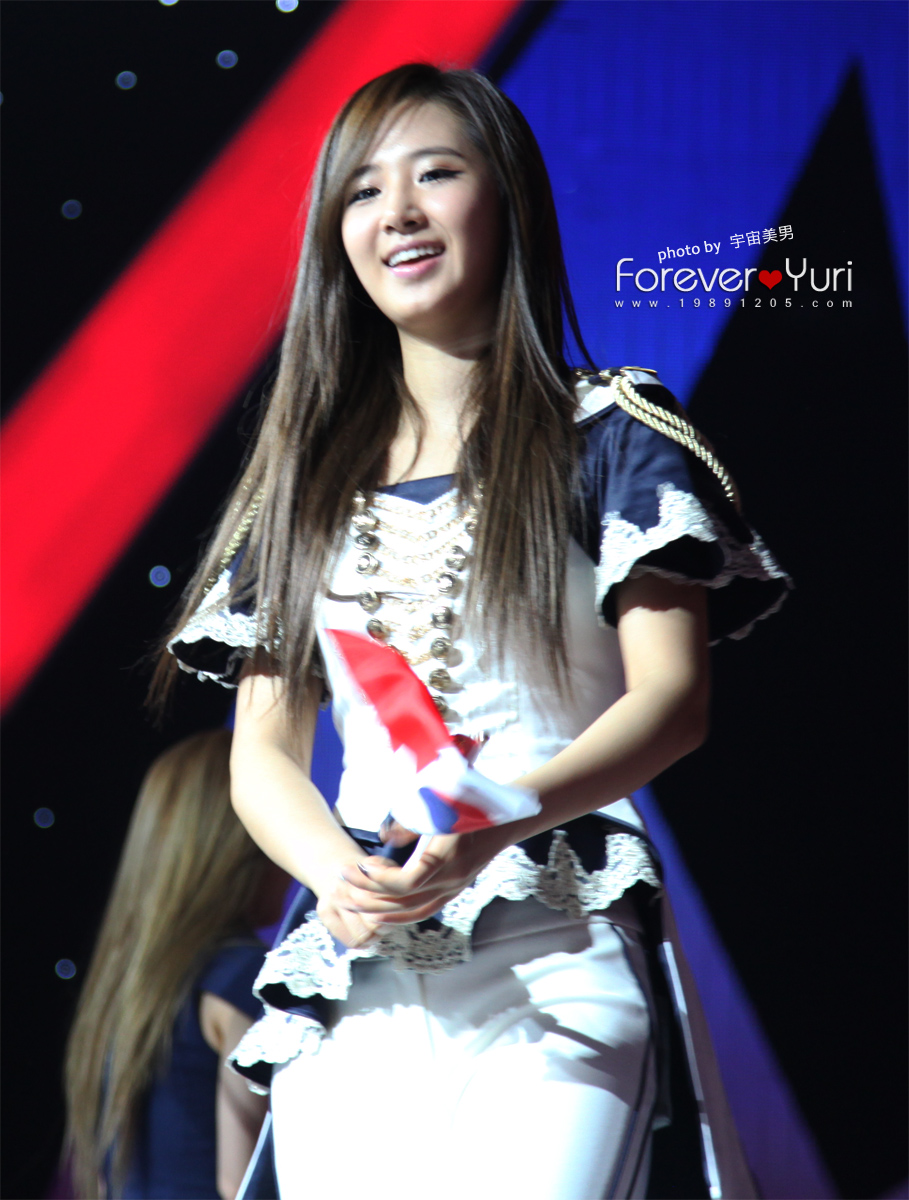 [CAP] 2011.11.09   Yuri en el  "Korea-China Song Festival parte 1" 111108yuri16by