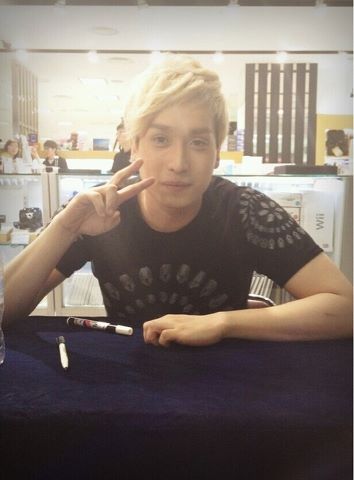 [OTHER]120803 Jiangnan Fan signing event Tumblr_m86g91uclc1rq2cxso6_400