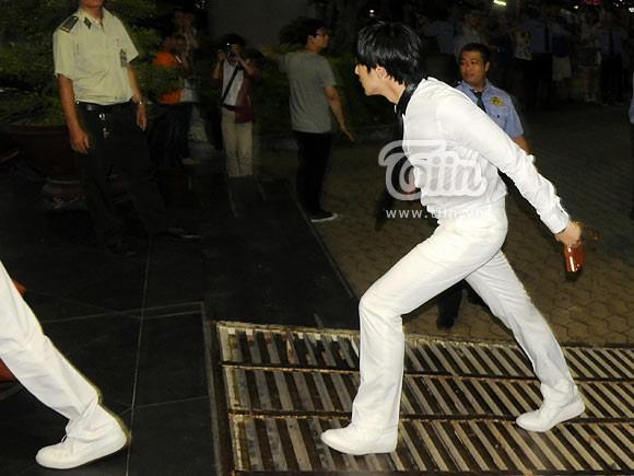 [OTHER] 121123 ZEA @Vietnam Going to and fro hotel and rehearsal venue 556838_505167006168995_1246888476_n