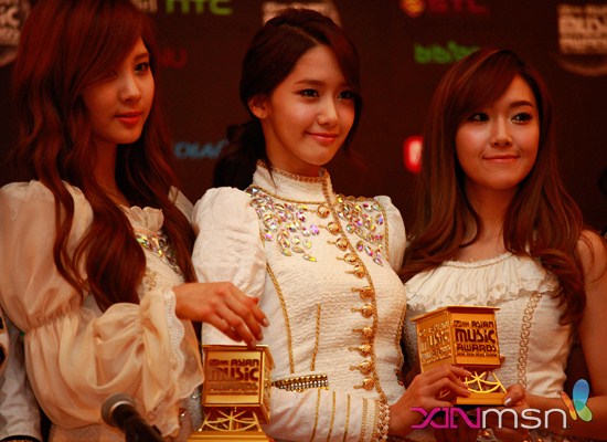 [PIC+GIF][23-1-2011] »-{♥}-»ღ°•(¯`·._.· YoonSic Fam ·._.·´¯)•ღ°»-{♥}-» °l||l° Sexy and Sweet °l||l° - Page 5 111129_mama_postawards_xinmsn_01