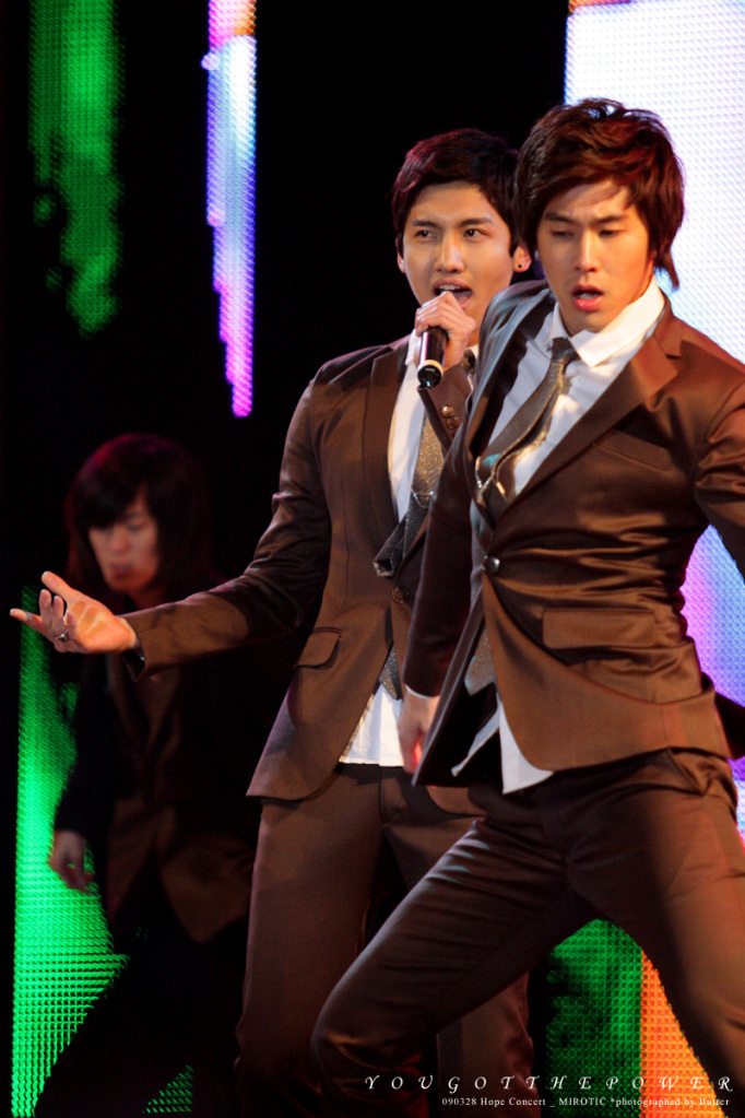 [Pics] Changmin @ Dream Concert Part 2 090328e58589e5b79ee5b88ce69c9be921